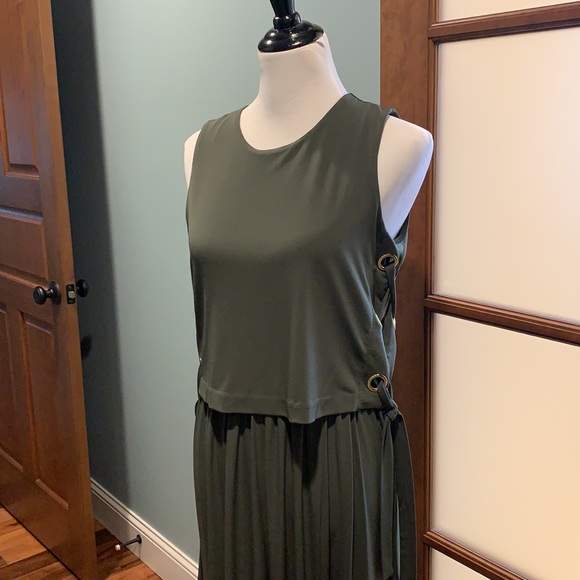 Olive green maxi dress with side slit. Worn twice - Picture 2 of 7